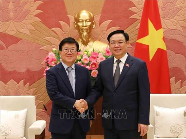 Top legislator receives former Speaker of RoK National Assembly