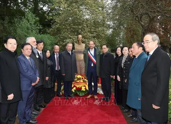 Top leader pays floral tribute to President Ho Chi Minh in France's ...