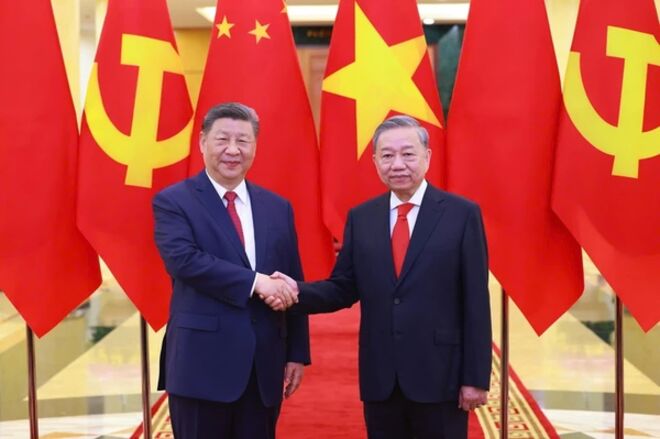 Top leaders of Vietnam, China hold talks in Hanoi