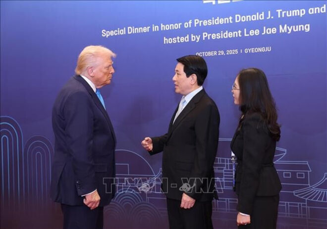 State President meets with US President, world leaders in RoK
