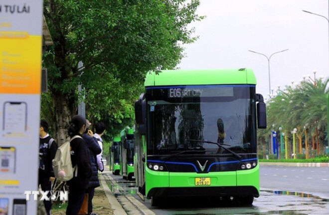 All public transport vehicles in Hanoi, Ho Chi Minh City to use clean energy by 2030