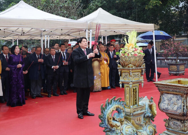 President, OVs offer incense at Ly Thai To Monument, Ngoc Son Temple