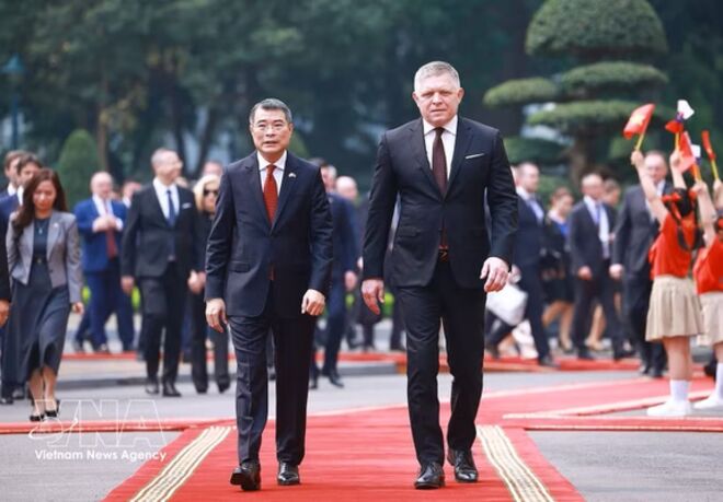 Vietnamese PM chairs official welcome ceremony for Slovak counterpart