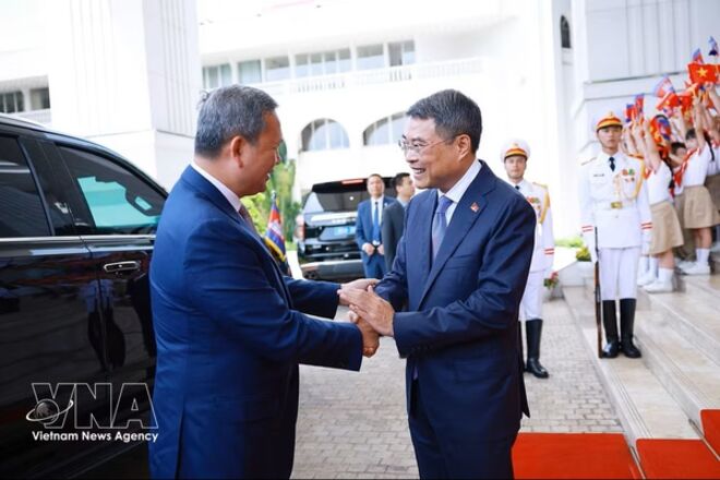 Vietnamese Prime Minister hosts official welcome ceremony for Cambodian counterpart