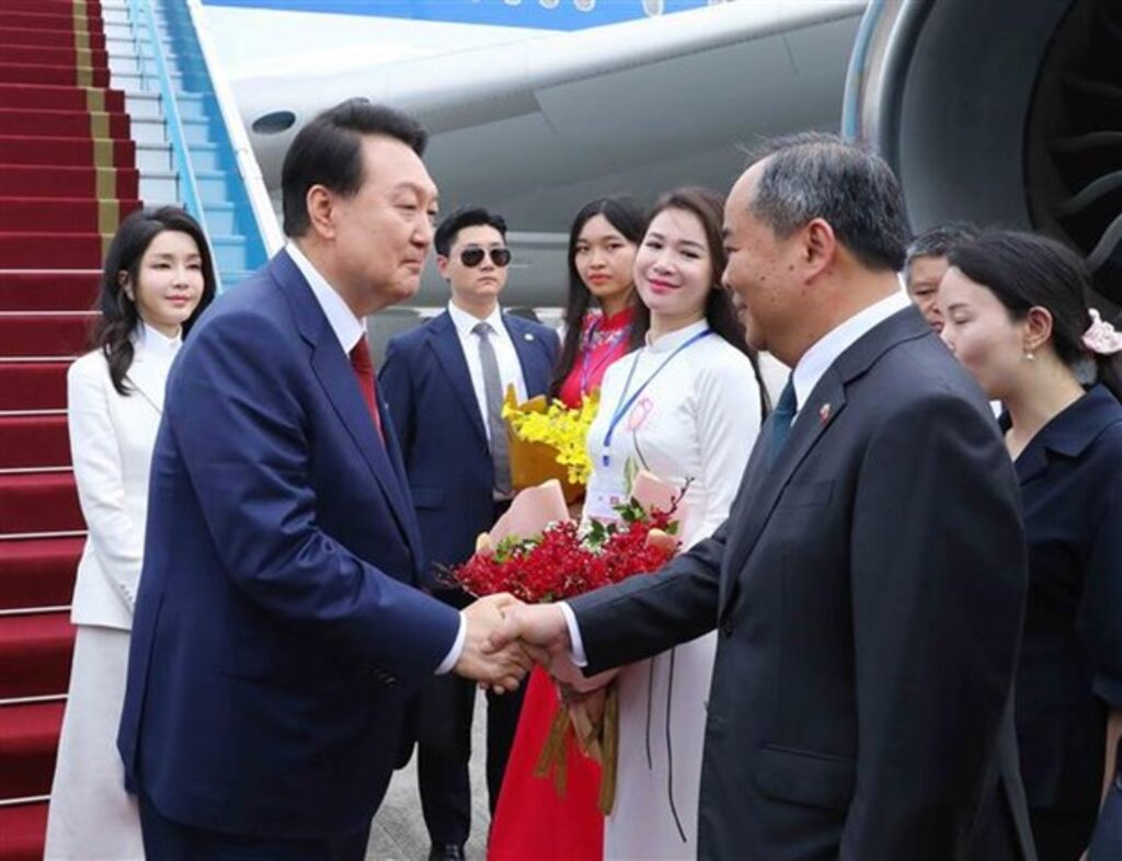 RoK President arrives in Hanoi, starting State visit to Vietnam