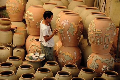 Making ceramics in Bat Trang traditional craft village