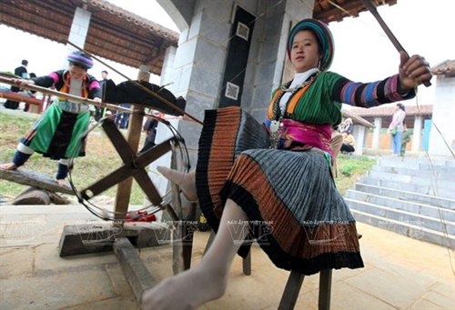 Flax growing and linen weaving - traditional craft of the Hmong