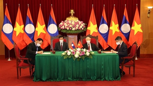 Top Vietnamese Lao leaders witness signing of bilateral cooperation pacts