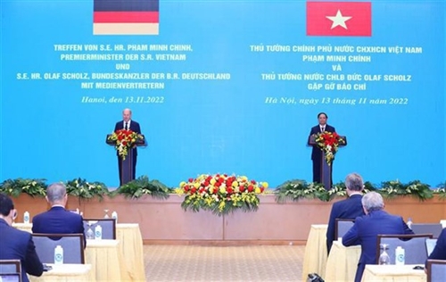 Vietnamese German government leaders meet with press in Hanoi