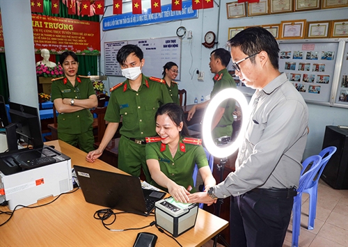 Can foreigners register e-ID accounts in Vietnam?