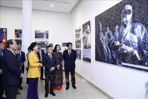 Photo exhibition spotlighting Vietnam- RoK relations underway in Hanoi