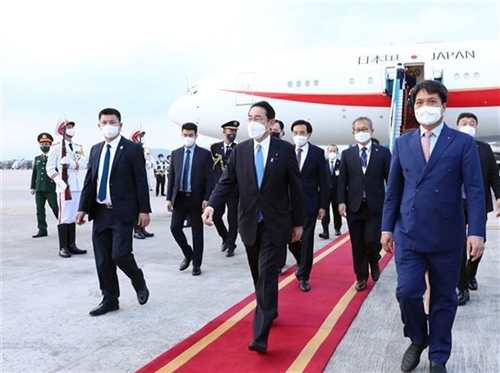 Japanese PM begins official visit to Vietnam