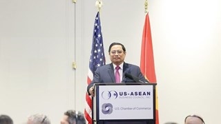 PM meets Vietnamese embassy officials community in US