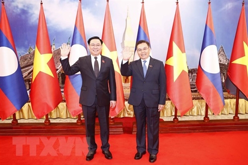 NA Chairman Vuong Dinh Hue concludes official visit to Laos