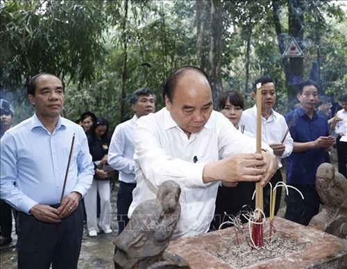President offers incense at revolution cradle in Tuyen Quang