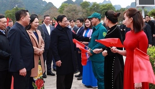 PM pays pre-Tet visit to northern border Cao Bang province