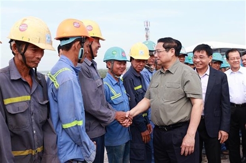 PM inspects key transport project in Mekong Delta