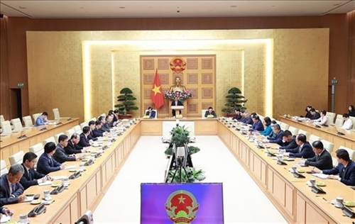 PM meets with chiefs of Vietnamese representative offices abroad