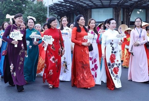 Over 3000 go on parade in traditional long dress in HCM City